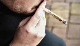 La mitad de los jóvenes con psicosis y esquizofrenia son consumidores de cannabis