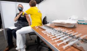 Debate sobre la cuarta dosis en vacunas COVID-19 y su prevalencia en menores de 50 años