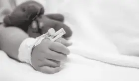 Así fue como más de 175 niños, por error, fueron infectados con VIH en la década de 1980