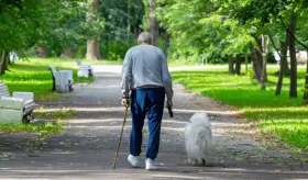 Tener un perro disminuye el riesgo de sufrir incapacidades físicas en la vejez, señala estudio