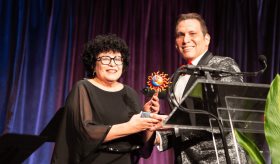 Médico puertorriqueño es honrado con el prestigioso reconocimiento de la Comisión Latina sobre el SIDA