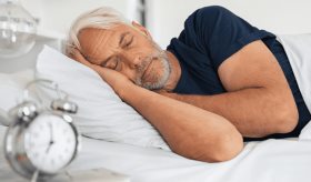 ¿Por qué se produce una disminución en la cantidad y calidad del sueño al envejecer?