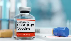 Interrumpir tratamiento inmunosupresor mejora respuesta a vacuna COVID-19 de refuerzo, según estudio