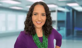 Hidratación y orinar al menos 2.5L diarios es fundamental para prevenir formación de cálculos renales