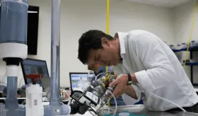 Implantan en un paciente el primer corazón artificial de larga duración del mundo