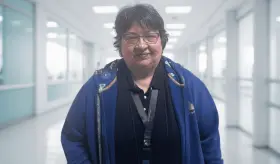 Pediatras deben indagar en la vida social de los niños, no solo en síntomas físicos: Dra. Laras