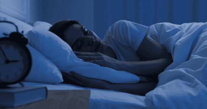 Dormir más los fines de semana reduce un 20% el riesgo cardiovascular en quienes duermen menos