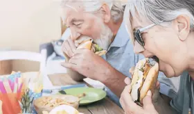 ¿Por qué sentimos antojos de comida alta en azúcares, sodio o grasas?