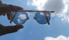 ¿Las gafas de sol tienen fecha de caducidad? Estos son los riesgos de no cambiarlas con regularidad