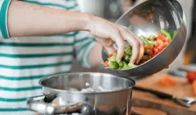 El cobre: Mineral crucial en el crecimiento y desarrollo, se puede obtener en la cocción de los alimentos