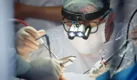 Mujer de 57 años recibe el primer trasplante doble de pulmón realizado por un robot