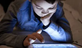 El riesgo de miopía aumenta hasta un 21% por cada hora adicional de uso de pantallas, según estudio