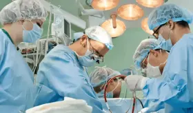 Realizan el primer trasplante de coraz&oacute;n sin interrumpir sus latidos en un hito m&eacute;dico sin precedentes  
