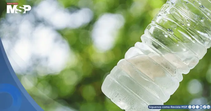 ¿Es seguro beber de una botella de plástico olvidada en el auto bajo el sol?