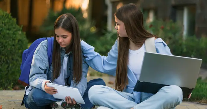 Estados Unidos elimina línea directa de auxilio para jóvenes LGBTQ+