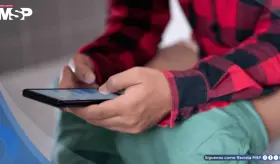 El celular en el baño: Un hábito que eleva hasta un 46% el riesgo de hemorroides