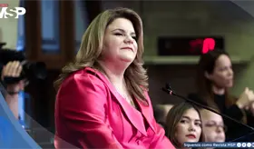 Jenniffer Gonz&aacute;lez firma ley que permite pagar en plazos el dep&oacute;sito de la AAA